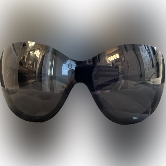 🕶️🕶️AUTHENTIC CHANEL WRAP AROUND SUNGLASSES 🕶️🕶️ - Picture 3 of 3